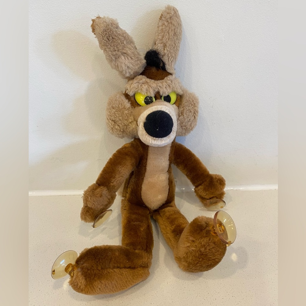 1990 Wile E Coyote Warner Bros Plush Stuffed Animal with Suction Cling cups 15"